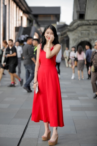 红裙气质美女街拍，颜值高身材好，原图60P
