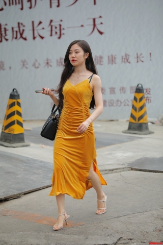 贴身黄裙很显身材，美女很会着装