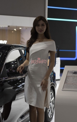 2021年重庆国际车展白裙气质美女车模
