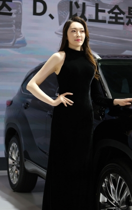 2021年重庆估计车展黑衣模特，身材是真好