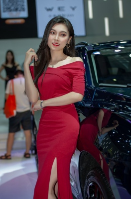 2020深港澳国际车展妩媚的红色长裙美女车模