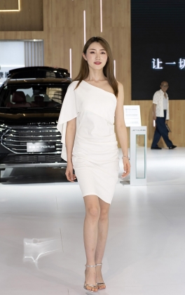 2021年重庆国际车展白衣时尚车模