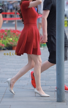 靓丽红裙，光滑细腻的街拍美腿